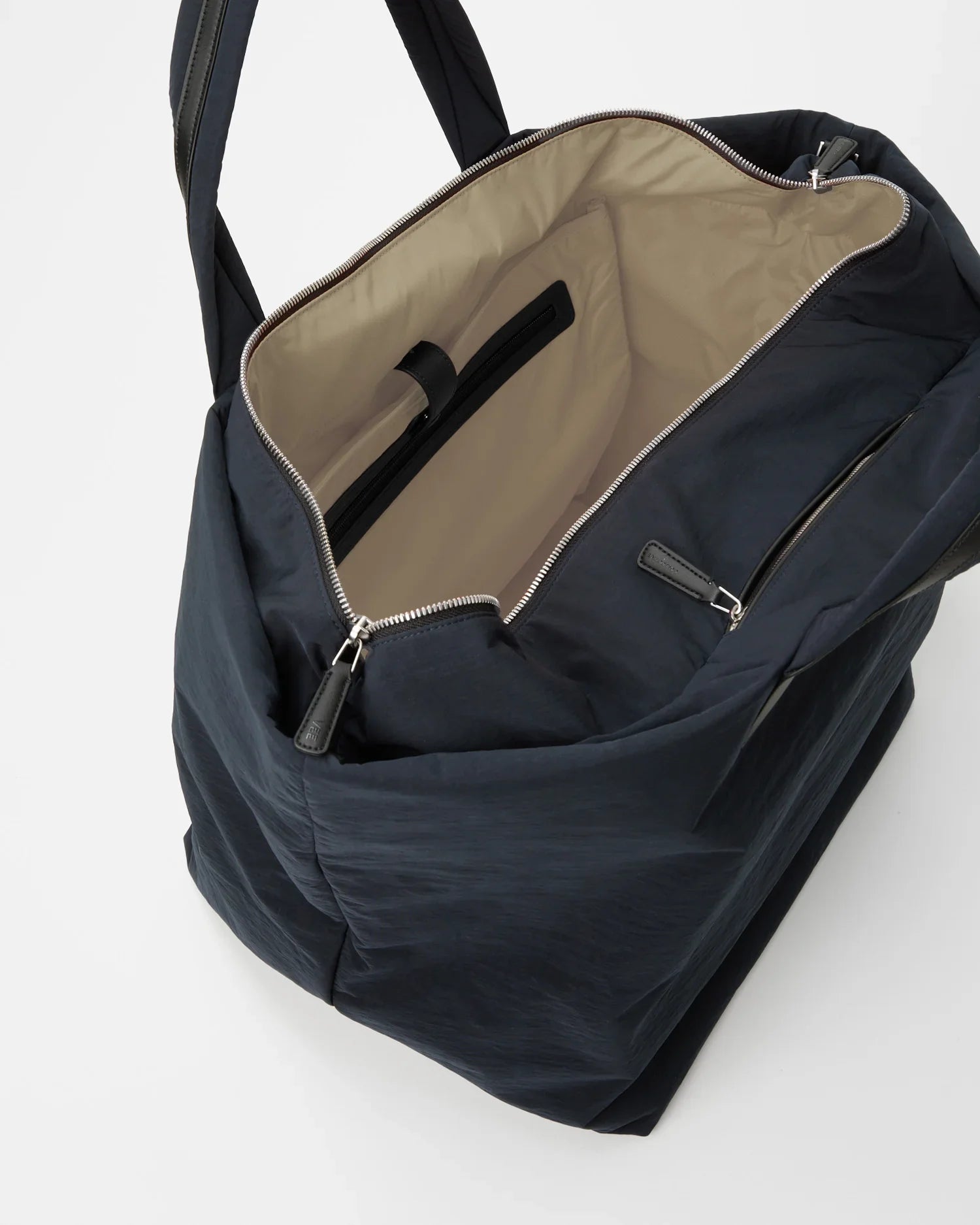 Essence Weekender Midnight Trench