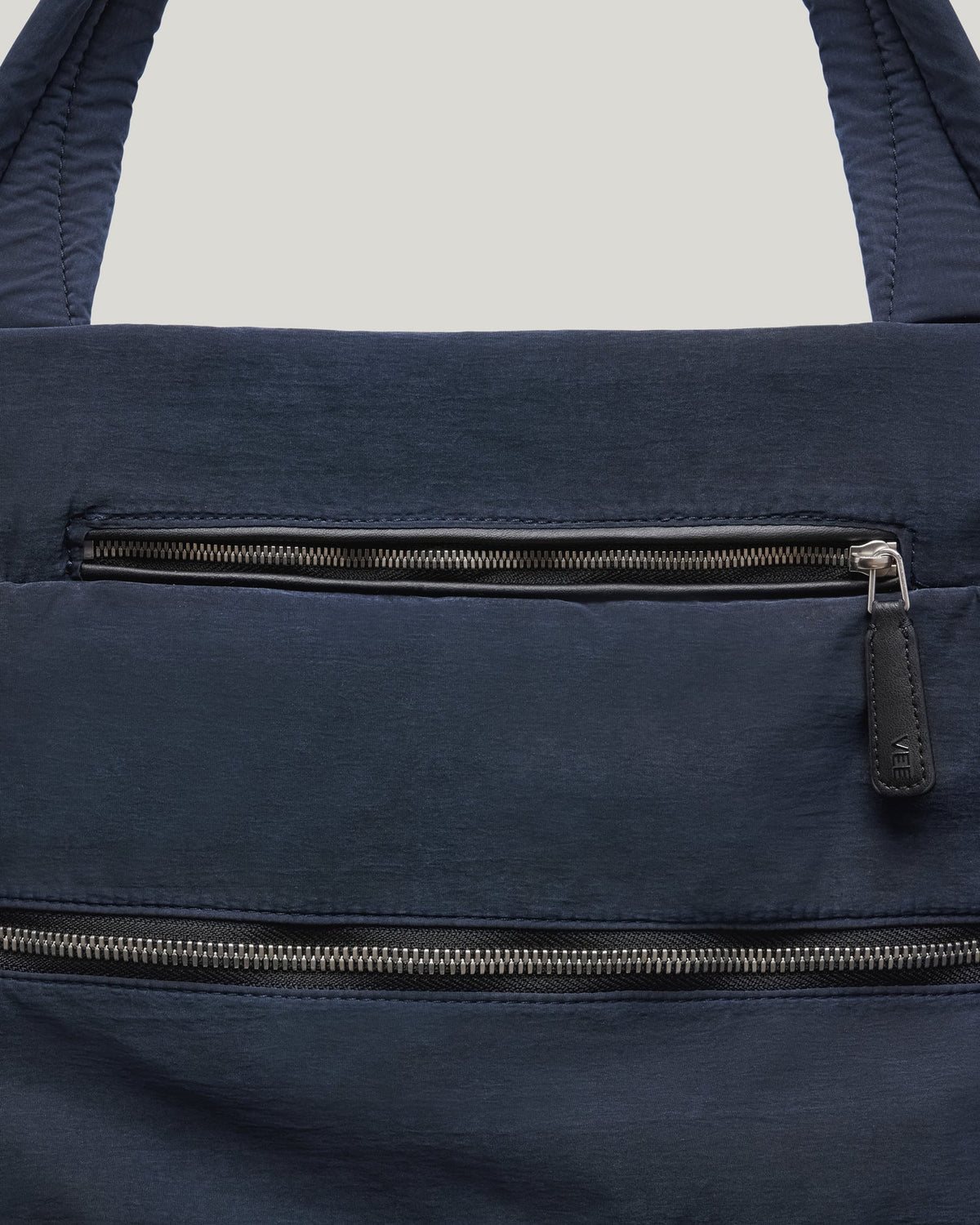 Essence Weekender Midnight Trench