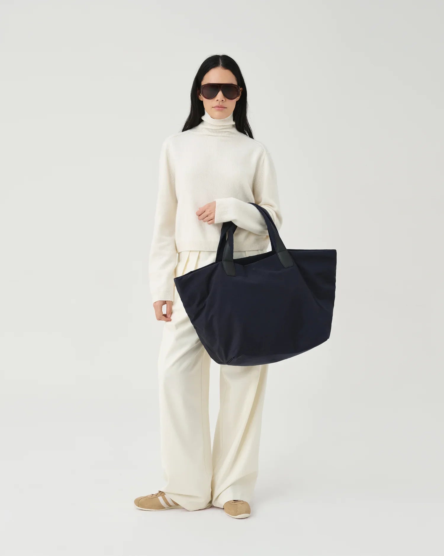 Essence Weekender Midnight Trench