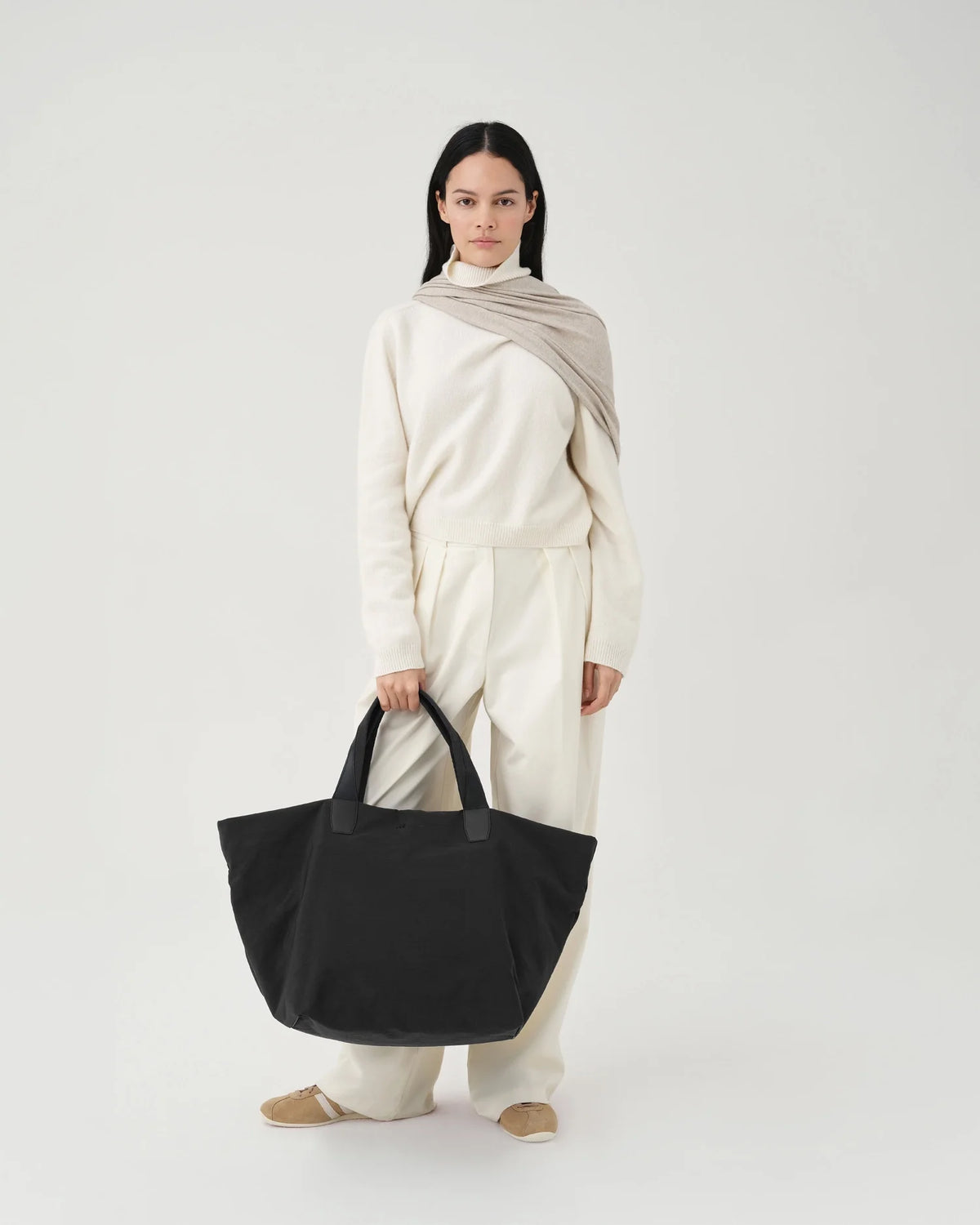 Essence Weekender Black Trench